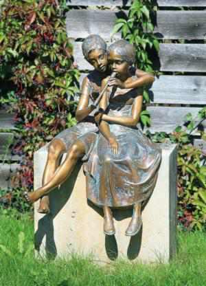 Bronzefiguren im Garten