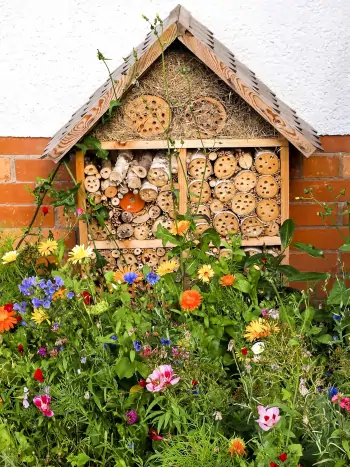 Ein Insektenhotel im Garten aufgestellt