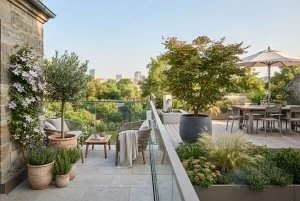 Balkon und Terrasse mit passend ausgewählten Pflanzen bestückt