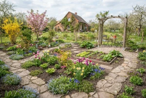 Bunt bepflanzter Garten zu Beginn der Gartensaison