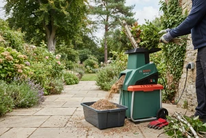 Gartenhäcksler beim Zerkleinern von Ästen und Grünschnitt