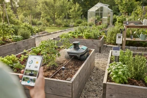 Smarte Gartentechnik zwischen Beeten im Einsatz
