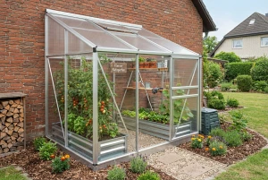 Kompaktes Gewächshaus nutzt eine kleine Gartenfläche effizient aus
