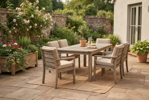 Gartengarnitur mit Tisch und Stühlen auf der Terrasse