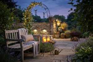 Gartenaccessoires und Beleuchtung in einem gestalteten Garten