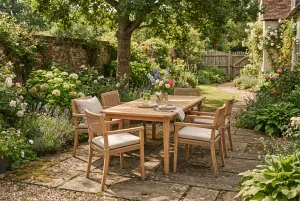Gartenmöbel-Set für einen sommerlichen Garten