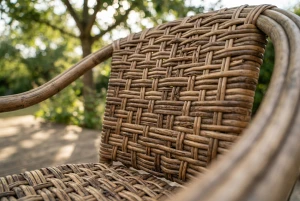 Nahaufnahme von Rattan-Geflecht an einem Gartenstuhl