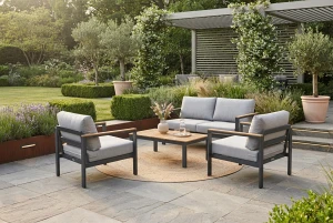 Modernes Gartenmöbel-Ensemble auf einer stilvollen Terrasse