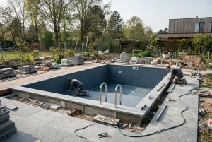Neu angelegter Gartenpool in der Bauphase