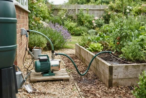Elektrische Gartenpumpe zur Bewässerung eines Beets