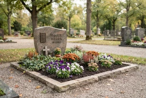 Gepflegtes Grab mit saisonaler Bepflanzung