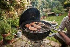 Grillgut auf einem Holzkohlegrill im Garten