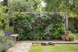 Vertikal begrünte Wand im Garten
