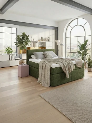 Dunkelgrünes Boxspringbett in einem hellen Loft-Schlafzimmer mit Zimmerpflanzen, Bogenlampe und großem Rundbogenfenster