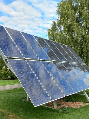 Photovoltaikanlage in der Steiermark – Solarenergie auf einer Grünfläche