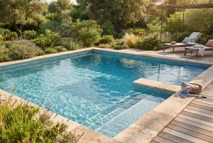 Klares, sauberes Poolwasser in einem Gartenpool