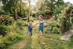 Kinder spielen ausgelassen im Garten