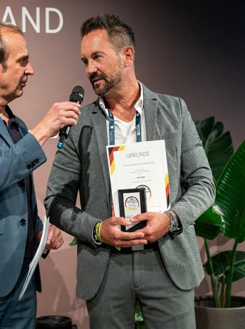 Stefan Iburg, Gründer und CEO der Welcon Europe GmbH & Co. KG, bei einer Preisverleihung mit Urkunde