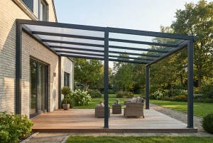 Terrassenüberdachung im Vergleich: Stegplatten neben einer Glaseindeckung