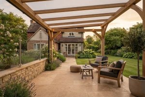 Terrasse mit seitlicher Begrenzung und Überdachung