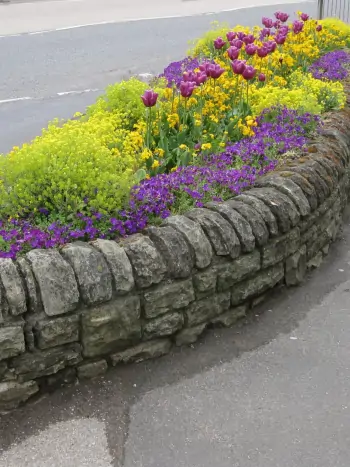 Buntes Blumenbeet mit origineller Einfassung