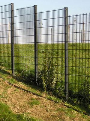 Doppelstabmattenzaun in Gefälle