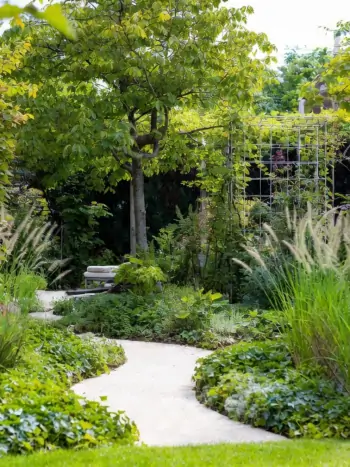 Vielfältige Gestaltungsmittel verwandeln Ihren Garten – weg vom offenen Gelände, hin zur geschützten Oase.