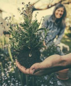 glückliche Gartenarbeiterin