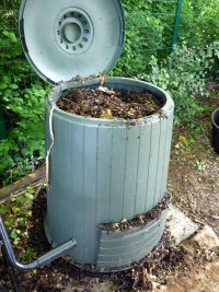 Kompostbehälter im Garten