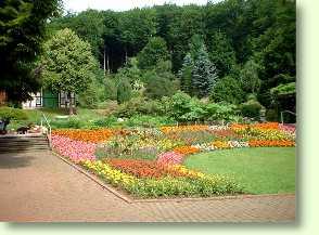 Bronzefiguren im Garten