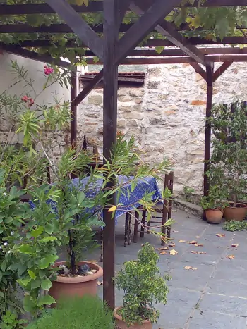 Ein Gärtner bei sonnigem Wetter mit Kopfschutz und Schutzbrille - Zum vergrößern klicken Ein Gärtner bei sonnigem Wetter mit Kopfschutz und Schutzbrille