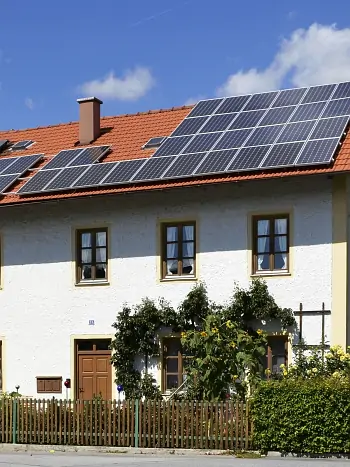 Terrasse mit Pflanzen: Ost-West-Ausrichtung liefert morgens und nachmittags Solarstrom für den Gartenbereich.