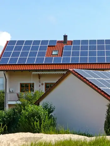 Planung einer Solaranlage: Verbrauch, Speicher und Dachausrichtung bestimmen die richtige Anlagengröße.