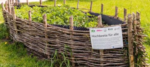 Hochbeet aus geflochtenen Zweigen